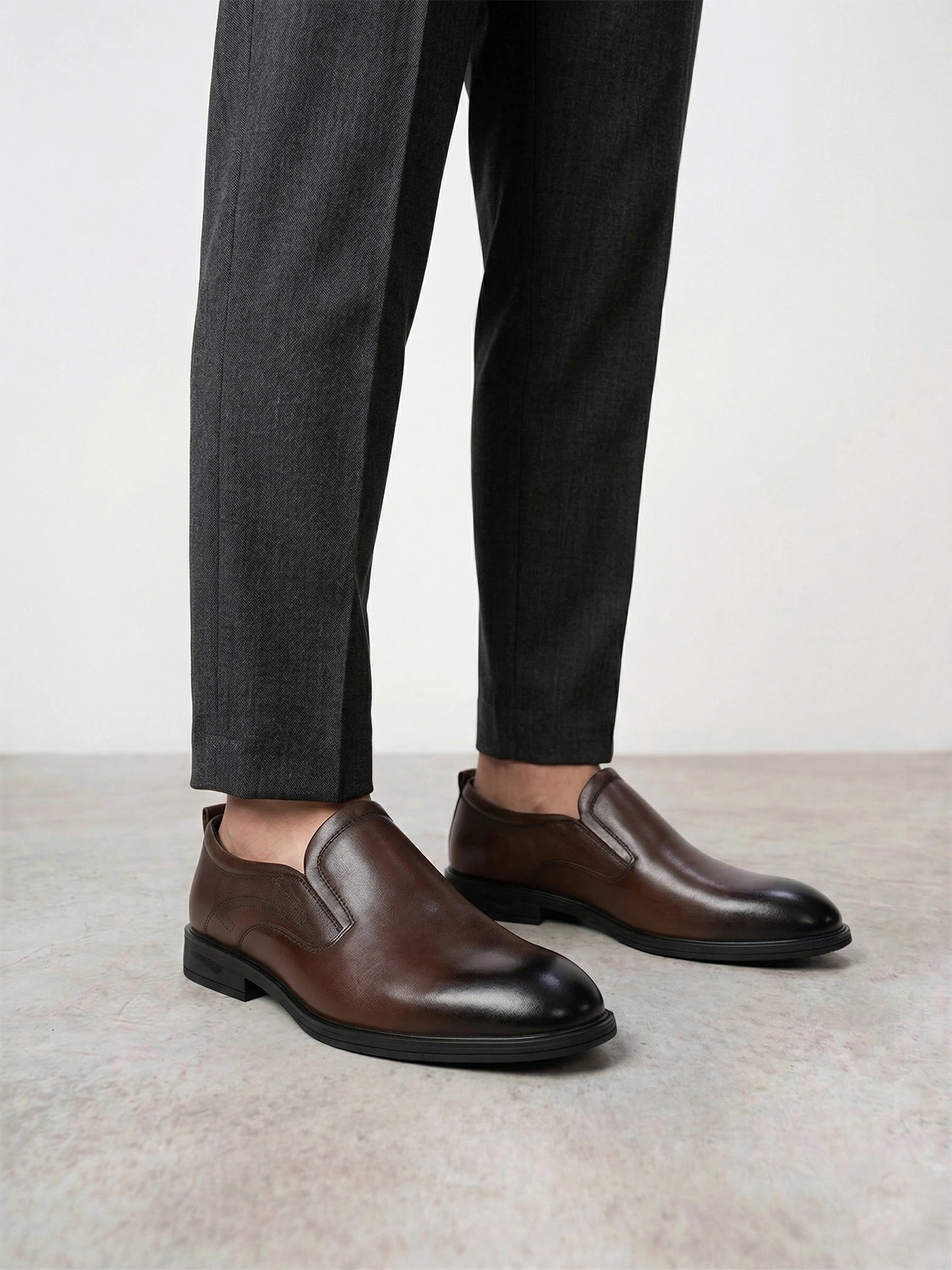 Туфли коричневого цвета с эластичными вставками на низком каблуке